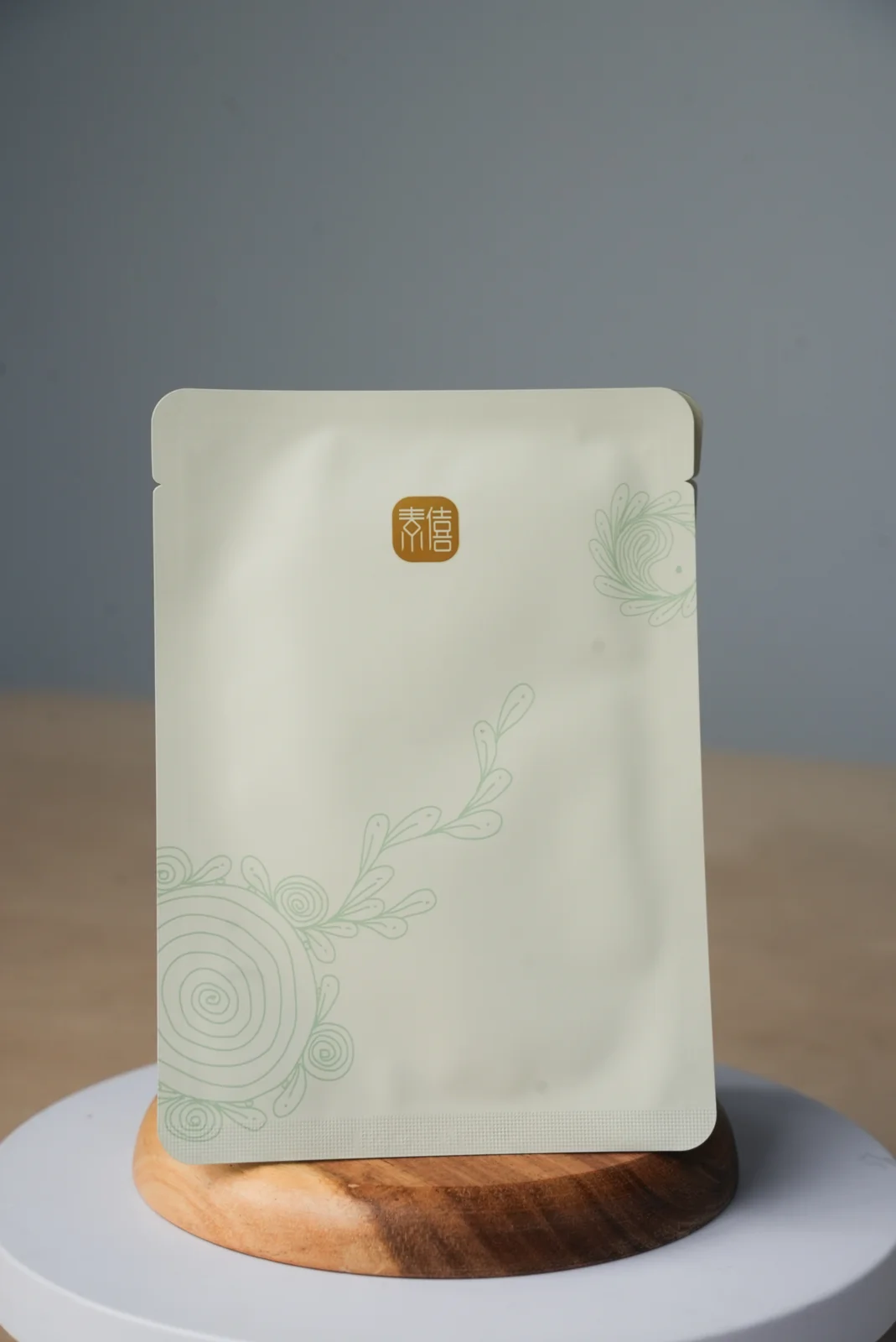 Suxi face mask sachet displayed on a wooden stand