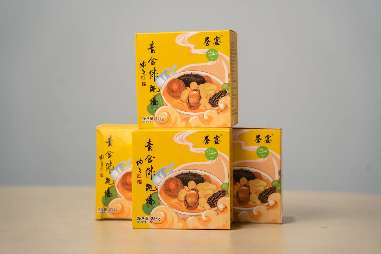 Yuyan prepared-food boxes displayed on a table